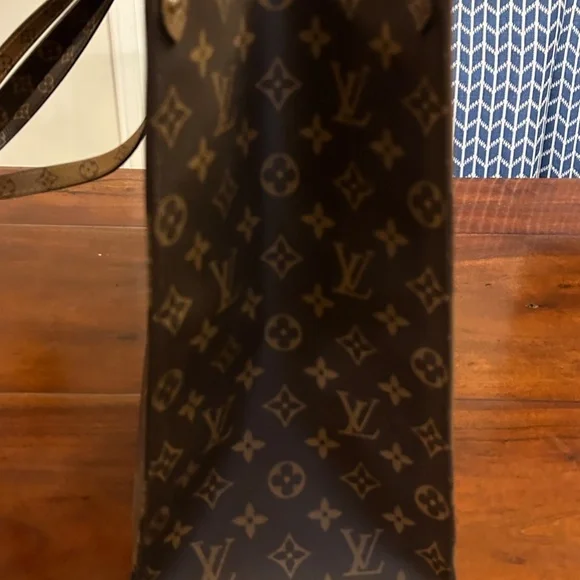 Louis Vuitton Onthego GM Tote Bag - Picture 3 of 9